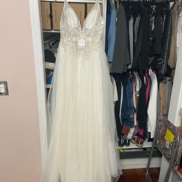 Gallina Signature wedding gown brand new never worn or tailored. Size 10. - Picture 7 of 7